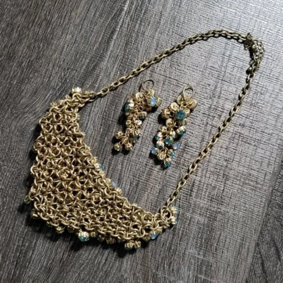 🎉 Gorgeous sparkling Bib Necklace & Dangle Earrings SET 🎉 - Picture 2 of 2